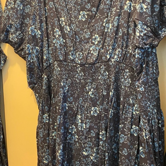 Old navy smocked waisted dress. Elastic sleeves Blue with white flowers. - Picture 3 of 3